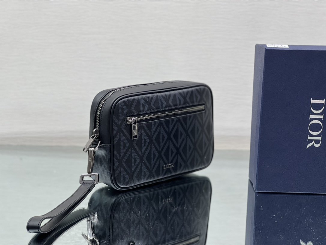迪奥Dior顶级进口原厂牛皮革男士手抓包/洗漱包这款洗漱包实用而精巧采用迪奥黑帆布精心制作Oblique