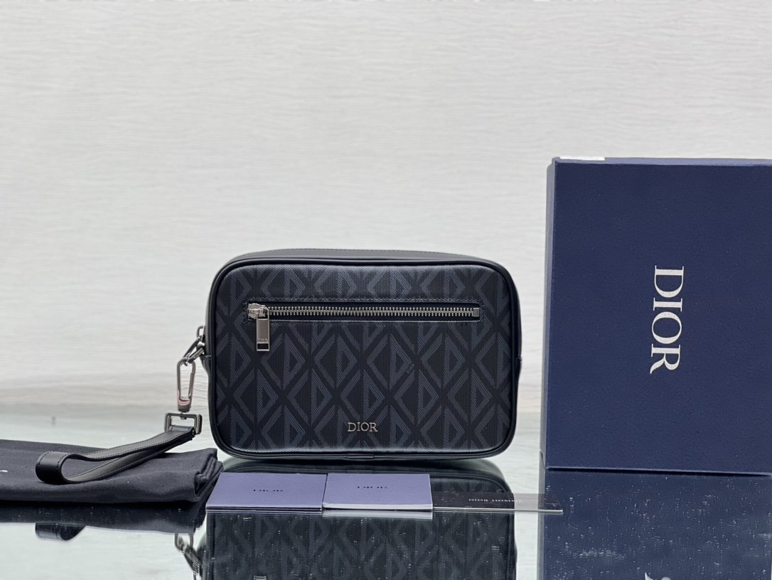 迪奥Dior顶级进口原厂牛皮革男士手抓包/洗漱包这款洗漱包实用而精巧采用迪奥黑帆布精心制作Oblique