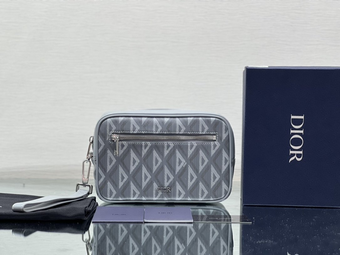 迪奥Dior顶级进口原厂牛皮革男士手抓包/洗漱包这款洗漱包实用而精巧采用迪奥灰帆布精心制作Oblique