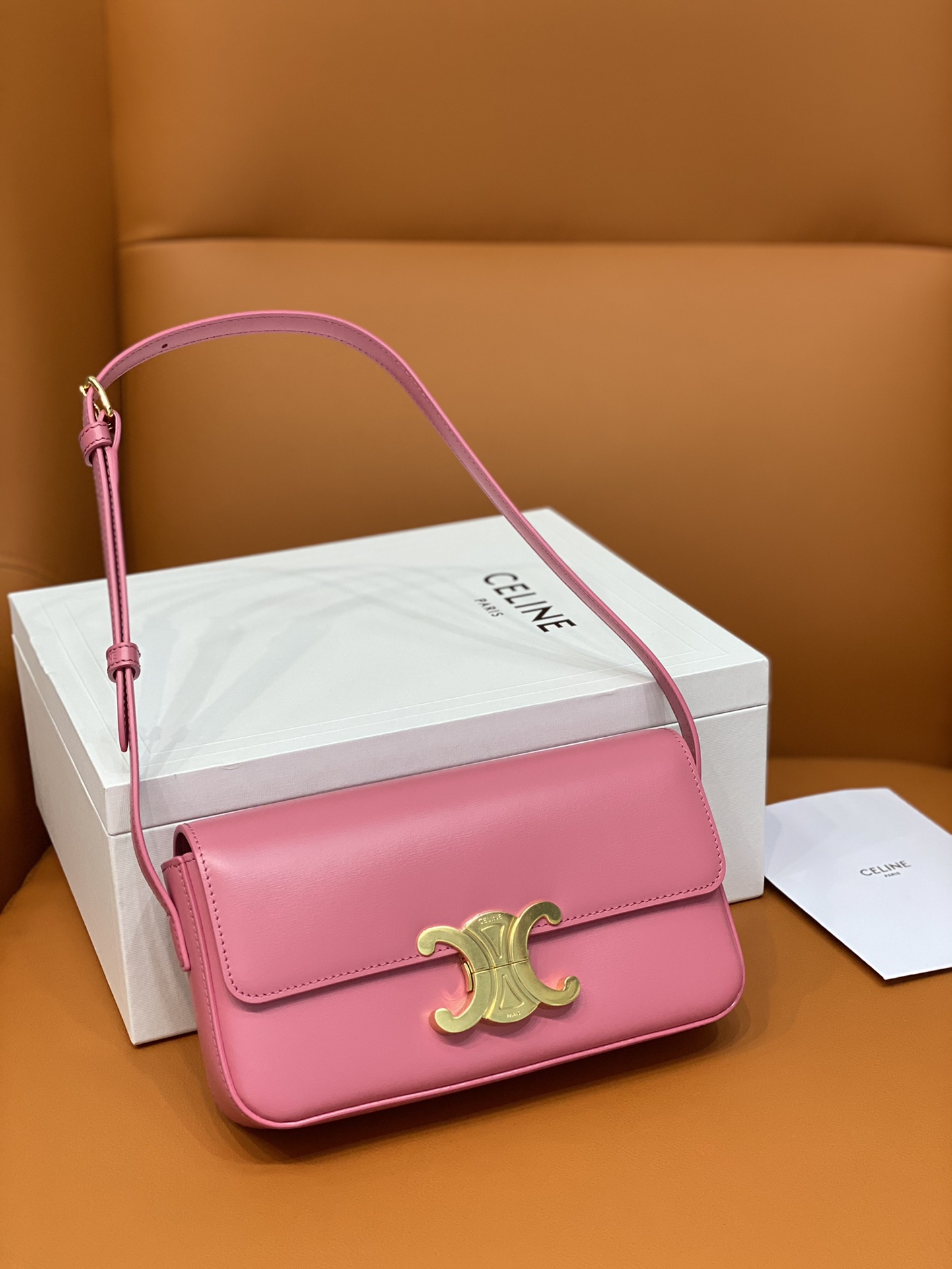 NO:183359,Genuine grade Original leather version TRIOMPHE glossy cowhide shoulder bag Pink CANVAS logo print Cowhide, sheepskin lining Shoulder/portable TRIOMPHE metal texture locking Inner flat pocket Adjustable leather shoulder strap length 8 inches (20 cm) Size: 20104CM Model: 194143#【with original gift box】, Celine, celine, backpacks, cowhide, sheepskin19860909正品级  原厂皮版本 TRIOMPHE 亮面牛皮革肩背包 粉红 CANVAS标志印花 牛皮革,羊皮革衬里 肩背/手提 TRIOMPHE 金属质感锁扣 内侧扁平口袋 可调节皮革肩带长8英寸（20厘米） 尺寸:20104CM  型号:194143#【配原厂礼品盒】,赛琳,celine,backpacks,cowhide,sheepskin,Bag