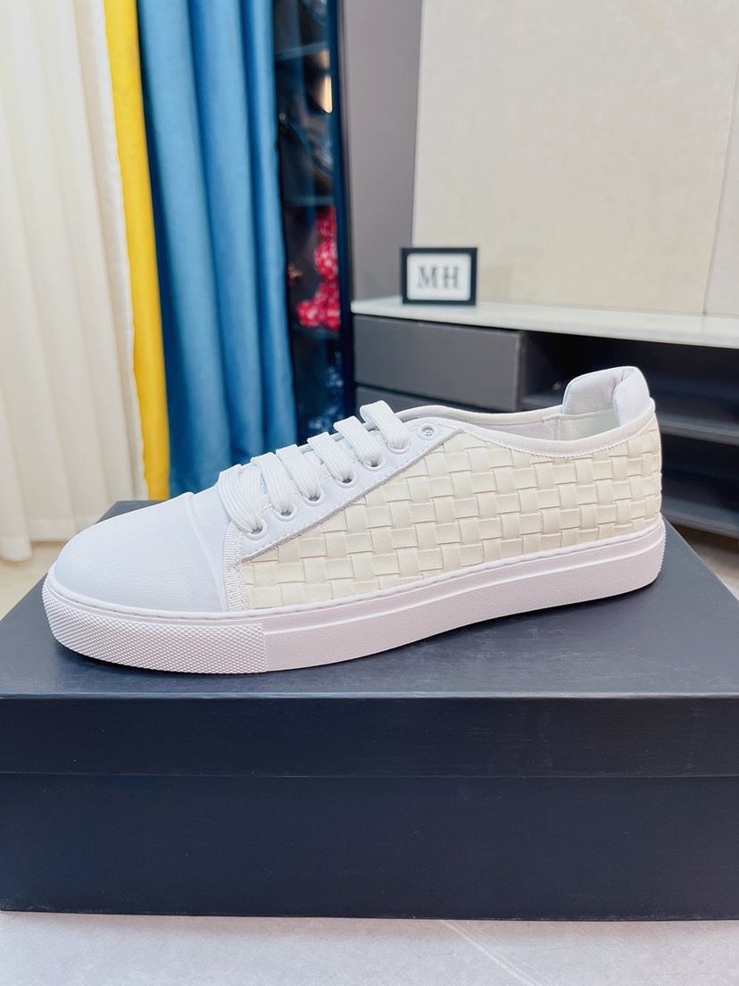 I0  ARMENI阿玛尼上市著名奢侈品牌，专柜同步更新，意大利男鞋时尚杂志季刊封面主推款鞋面采用意大利进口牛皮和品牌标，进口真皮内里.高端大气，上脚舒适有型。 细节无可挑剔。