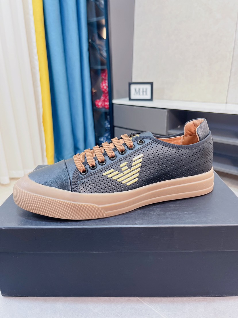 I0  ARMENI阿玛尼上市著名奢侈品牌，专柜同步更新，意大利男鞋时尚杂志季刊封面主推款鞋面采用意大利进口牛皮和品牌标，进口真皮内里.高端大气，上脚舒适有型。 细节无可挑剔。