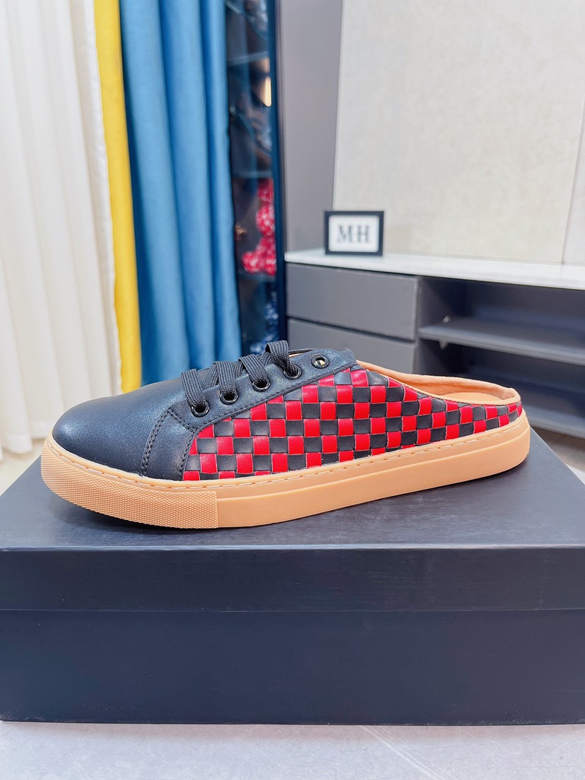 I0  ARMENI半拖阿玛尼上市著名奢侈品牌，专柜同步更新，意大利男鞋时尚杂志季刊封面主推款鞋面采用意大利进口牛皮和品牌标，进口真皮内里.高端大气，上脚舒适有型。 细节无可挑剔。