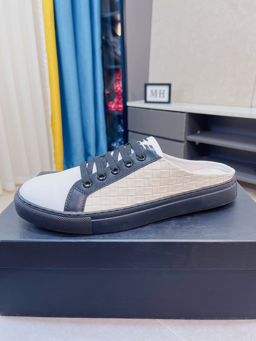 I0  ARMENI半拖阿玛尼上市著名奢侈品牌，专柜同步更新，意大利男鞋时尚杂志季刊封面主推款鞋面采用意大利进口牛皮和品牌标，进口真皮内里.高端大气，上脚舒适有型。 细节无可挑剔。