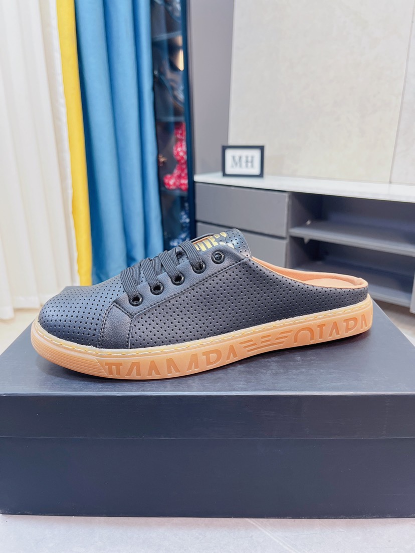 I0  ARMENI半拖阿玛尼上市著名奢侈品牌，专柜同步更新，意大利男鞋时尚杂志季刊封面主推款鞋面采用意大利进口牛皮和品牌标，进口真皮内里.高端大气，上脚舒适有型。 细节无可挑剔。