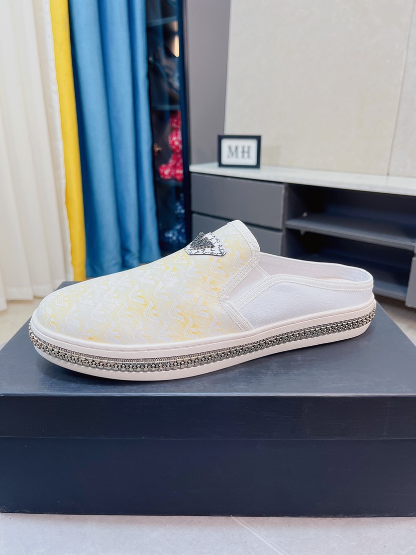 I0  ARMENI半拖阿玛尼上市著名奢侈品牌，专柜同步更新，意大利男鞋时尚杂志季刊封面主推款鞋面采用意大利进口牛皮和品牌标，进口真皮内里.高端大气，上脚舒适有型。 细节无可挑剔。