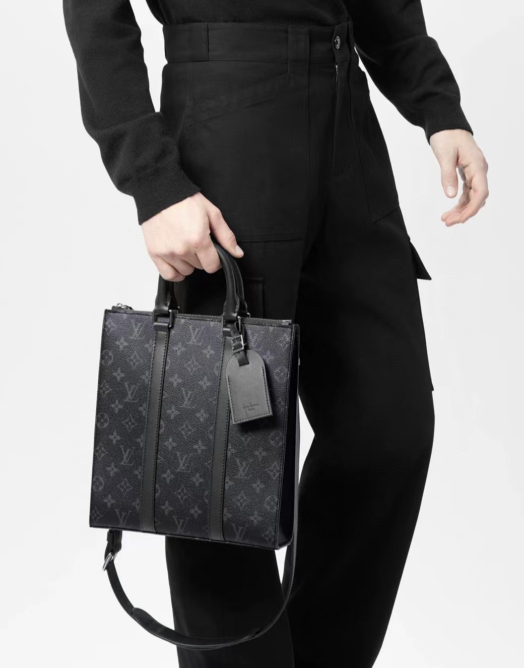 NO:200644,Original sheet [SAC PLAT CROSS handbag] M46098 Black Flower This handbag draws inspiration from the Louis Vuitton collection Sac Plat handbag, and uses Monogram Eclipse Reserve canvas to create an elegant configuration. Reinforced leather straps and brand continue traditional details, with wide zippers. Removable shoulder straps provide a variety of carrying methods. Size 26 x 28.5 x 6 cm, LV [top original sheet], christian louboutin, louis vuitton, louis vuitton19860909原单【SAC PLAT CROSS 手袋】 M46098 黑花 本款手袋向路易威登典藏 Sac Plat 手袋汲取灵感,以 Monogram Eclipse Reserve 帆布塑造雅致构型.加固皮革饰带和名牌延续传统细节,搭配拉链广口.可拆卸肩带提供多种背携方式. 尺寸26 x 28.5 x 6 厘米,LV【顶级原单】,christian louboutin,louis vuitton,louis vuitton,Bag