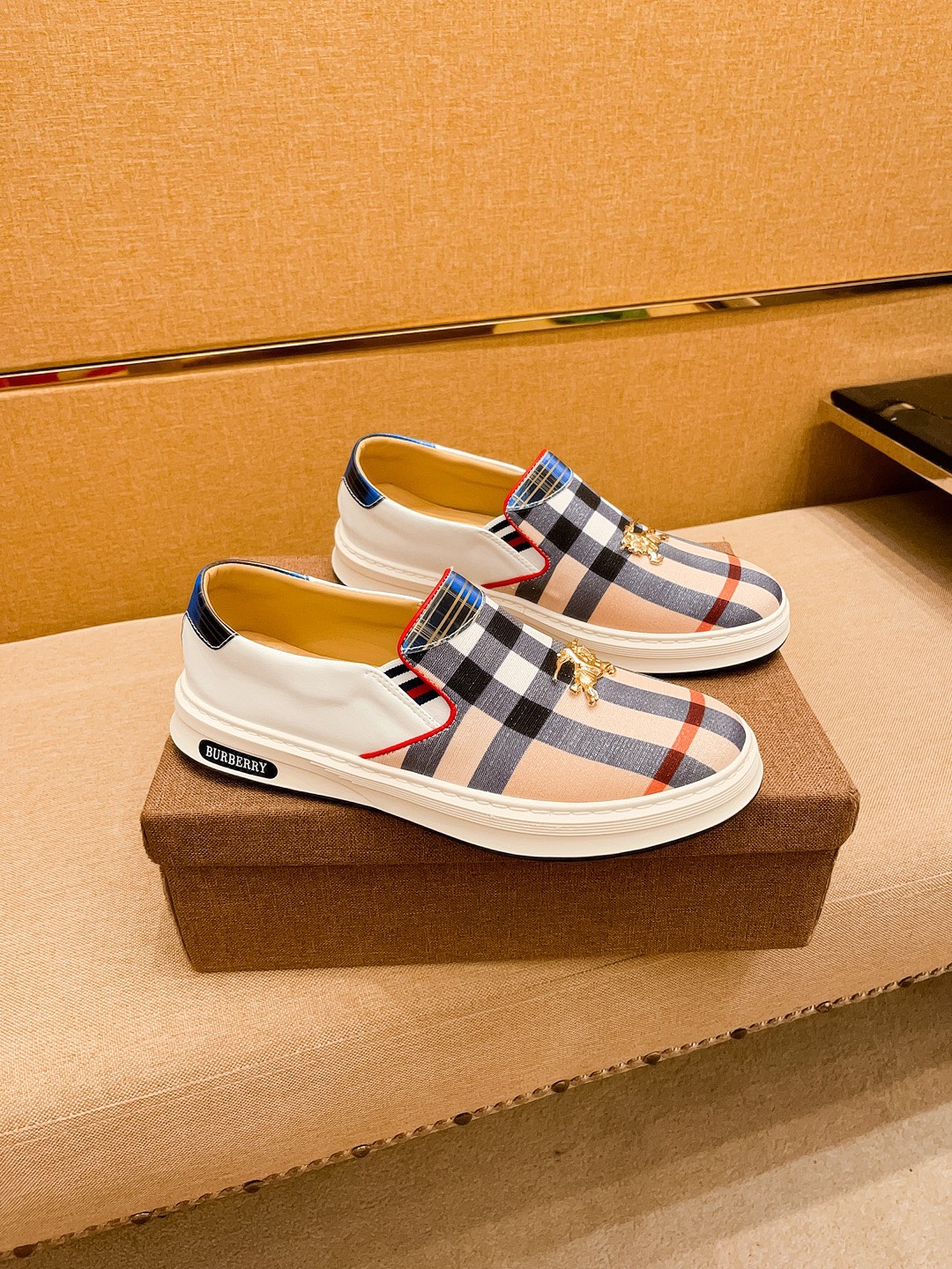 I0 巴宝莉 Burberry  男鞋高端品牌 官网1：1最新力作：鞋面采用意大利进口头层牛皮搭配 布面料 舒适透气内里原版防滑耐磨大底制作，让行走更加便捷舒适，惊世之作，与官方的质量相比美的1：1复刻[色]打造时尚个性衬托你的与众不同潮男必备!经典