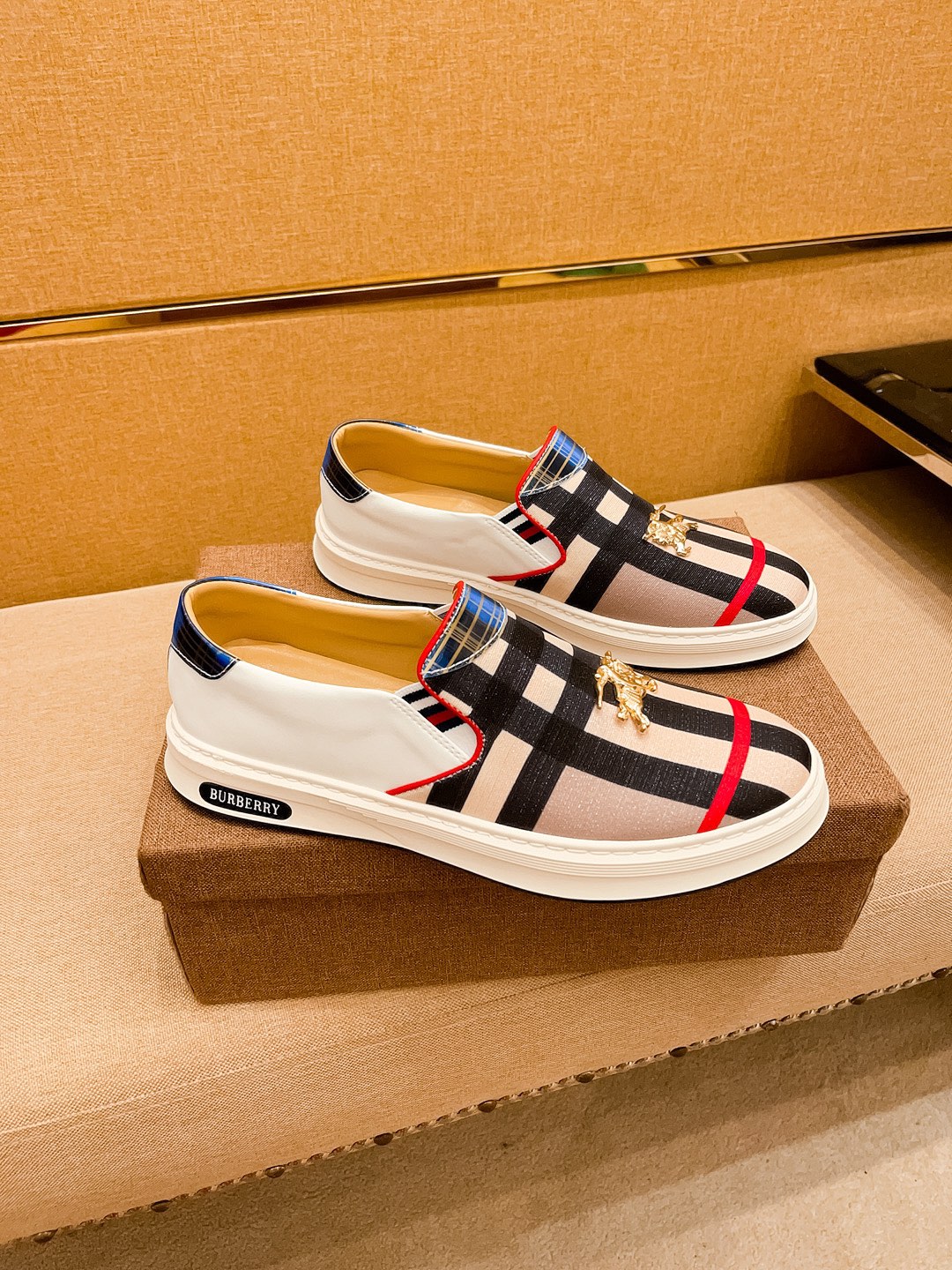 I0 巴宝莉 Burberry  男鞋高端品牌 官网1：1最新力作：鞋面采用意大利进口头层牛皮搭配 布面料 舒适透气内里原版防滑耐磨大底制作，让行走更加便捷舒适，惊世之作，与官方的质量相比美的1：1复刻[色]打造时尚个性衬托你的与众不同潮男必备!经典