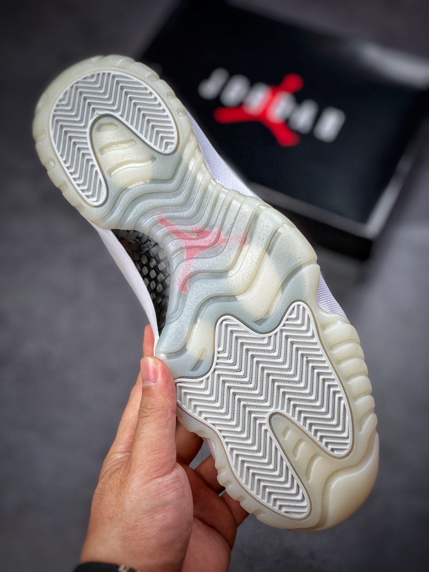 320 Air Jordan 11 Retro High “Platinum Tint” 高帮 378037-016