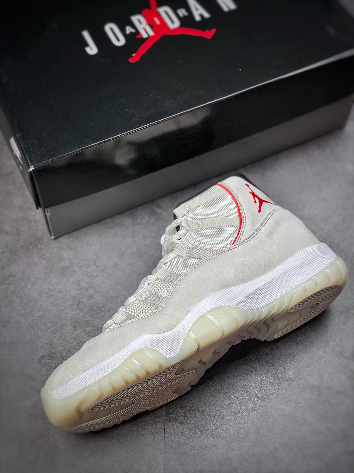320 Air Jordan 11 Retro High “Platinum Tint” 高帮 378037-016