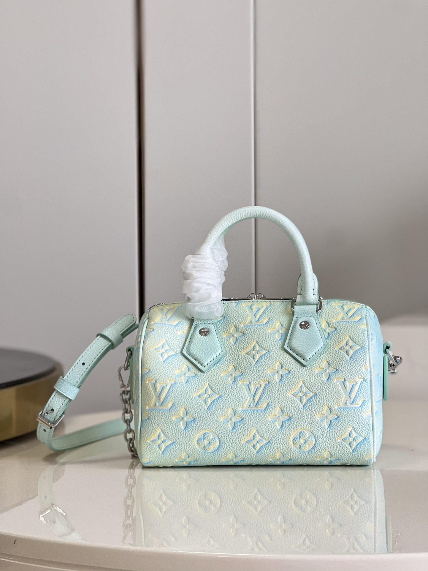 NO:398934,【Exclusive real photo M46092】This Speedy Bandoulière 20 handbag reveals subtle luster in new season colors. Classic configuration, rolled leather handle and key bag trace back to the design elements of the 20th century Louis Vuitton suitcase, removable chain and leather shoulder strap to achieve shoulder and crossbody selection. 20.5 x 13.5 x 12 cm (length x height x width) S.,LV [original leather],louis vuitton,louis vuitton19860909【独家实拍M46092】本款 Speedy Bandoulière 20 手袋以新季色彩展露微妙莹泽.经典构型、轧制皮革手柄和钥匙包回溯 20 世纪路易威登行李箱的设计元素,可拆卸链条及皮革肩带实现肩背和斜挎选择.20.5 x 13.5 x 12 厘米 (长度 x 高 x 宽)S.,LV【原厂皮】,louis vuitton,louis vuitton,Bag