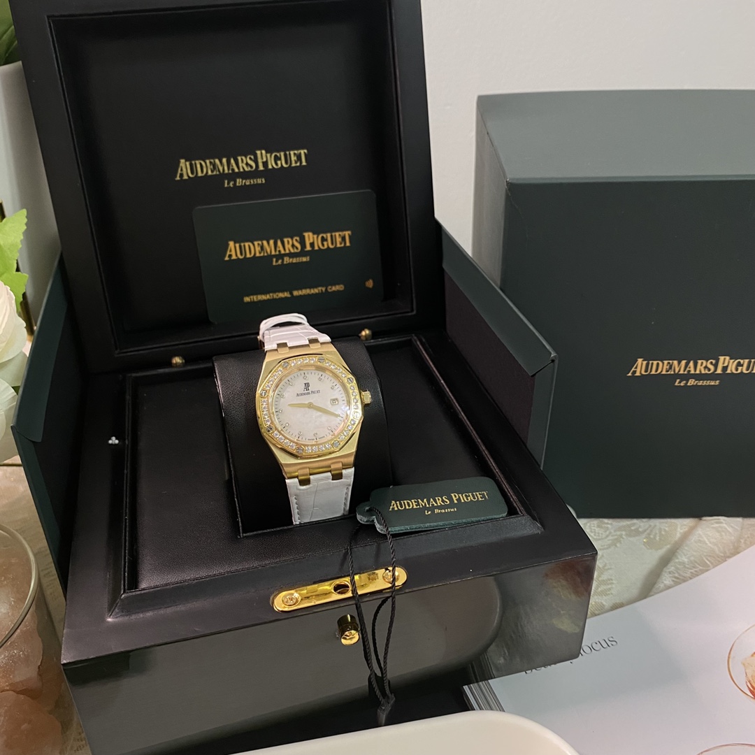 NO:392131,RF Factory Audemars Piguet Royal Oak Series Model 67601 Quartz Watch. The unique octagonal appearance of the Royal Oak Series also has Audemars Piguet's unique design style and integrates the elegant style of women. It is deeply loved by female celebrities. The strap Australian crocodile leather is only 33 mm in size, and it fully displays the unique pure beauty and firm lines of Audemars Piguet. The diamond-studded bezel also adds more softness to the ladies wearing it. Bati is inlaid with a translucent convex sapphire, equipped with a Swiss imported quartz movement, with practical calendar display functions. A must-have item for summer!  ,audemars,crocodile skin19860909RF工厂 爱彼皇家橡树系列型号67601石英腕表,皇家橡树系列独有的八角形外观还拥有爱彼独特的设计风格也将女士优雅风格融入其中,深受女明星们的爱戴,表带澳洲湾鳄鱼皮,即使只有33毫米的小尺寸,也将爱彼独有的纯净美感与刚毅线条展现的淋漓尽致而镶满钻石的表圈也为佩戴的女士增添了更多的柔美.巴蒂镶嵌一枚半透明凸面蓝宝石,搭载瑞士进口石英机芯,拥有实用的日历显示功能 夏季必备单品！,,audemars,crocodile skin,Watch