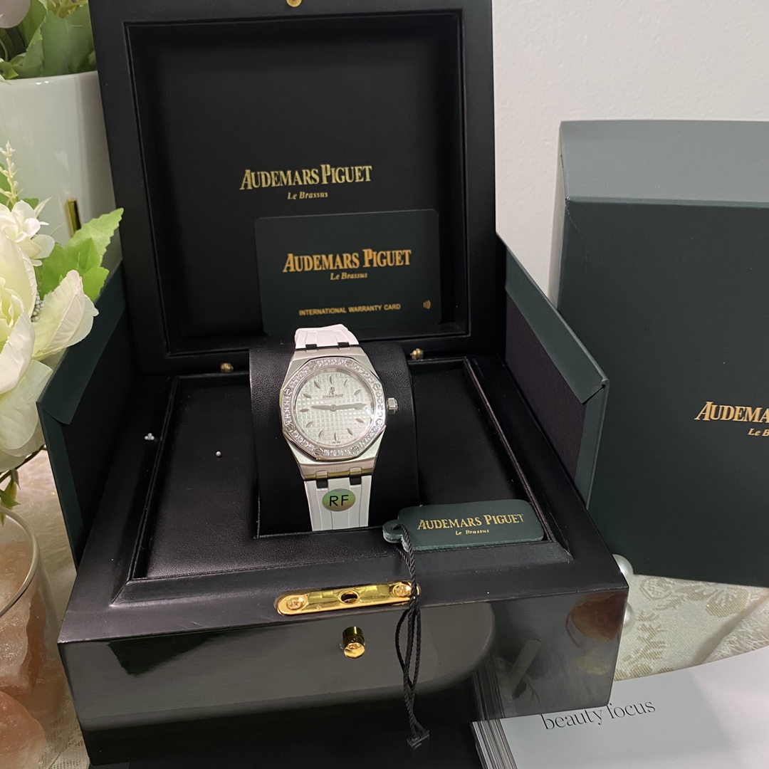 NO:392136,RF new model Audemars Piguet Royal Oak Series Model 67601 Quartz Watch. The unique octagonal appearance of the Royal Oak Series also has Audemars Piguet's unique design style and also integrates the elegant style of women. It is deeply loved by female celebrities. Even if it is only a small size of 33 mm, it fully displays Audemars Piguet's unique pure beauty and firm lines. The diamond-filled bezel also adds more softness to the ladies wearing it. Bati is inlaid with a translucent convex sapphire, equipped with a Swiss imported quartz movement, with practical calendar display function, matched with original fluoroelastic, fits with hand shape, waterproof and easy to clean!  A must-have item for summer!  ,,audemars19860909RF新款 爱彼皇家橡树系列型号67601石英腕表,皇家橡树系列独有的八角形外观还拥有爱彼独特的设计风格也将女士优雅风格融入其中,深受女明星们的爱戴,即使只有33毫米的小尺寸,也将爱彼独有的纯净美感与刚毅线条展现的淋漓尽致而镶满钻石的表圈也为佩戴的女士增添了更多的柔美.巴蒂镶嵌一枚半透明凸面蓝宝石,搭载瑞士进口石英机芯,拥有实用的日历显示功能,搭配原版氟橡胶 贴合手型 防水易清洗！夏季必备单品！,,audemars,Watch