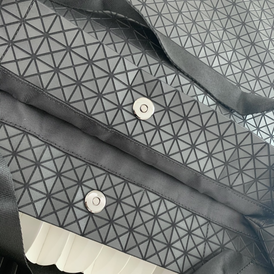 Issey Miyake BAO BAO Style Tote Bag - Lightweight & Dynamic Design 8 i1656996547 3891 6