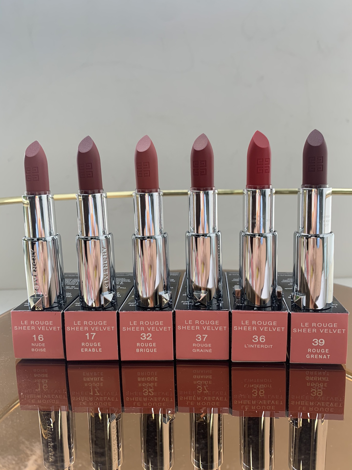 Especial/ Lápiz labial de terciopelo de Givenchy! Tonos: N16-N27-N34-N36-N37-N39-N50-N52.
