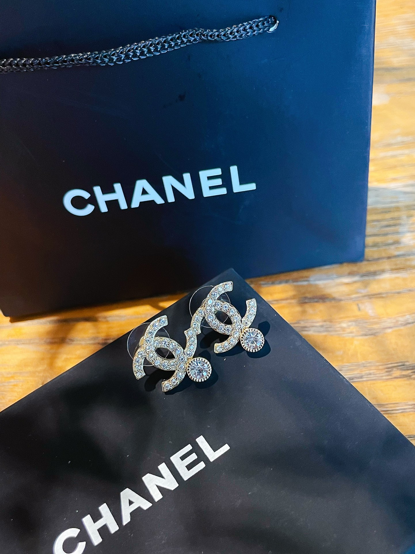 NO:100838,Xiaoxiang's new full-diamond small earrings, golden double C full-diamond earrings and small round diamonds perfectly embellished, the upper ear effect is very good, the brass material is perfectly made, Chanel earrings, chanel, earrings19860909小香新款满钻小耳环,金色双C满钻耳钉搭配小圆钻完美点缀,上耳效果非常好看、黄铜材质完美打造,香奈儿耳钉,chanel,earrings,Jewelry