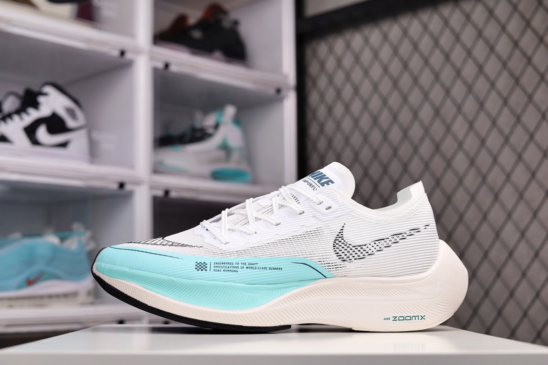 G0 耐克/Nike ZoomX Vaporfly Next% 2马拉松跑步鞋 鞋面使用了全新 Vaporweave 科技，这种类似蝉翼的材质相比 Flyknit 更加轻薄透气，非对称的鞋带系统和泡棉护垫的加入令舒适度更高，采用醒目的色调，鞋头辅以超大的 Swoosh 点缀，再配流线型外观设计