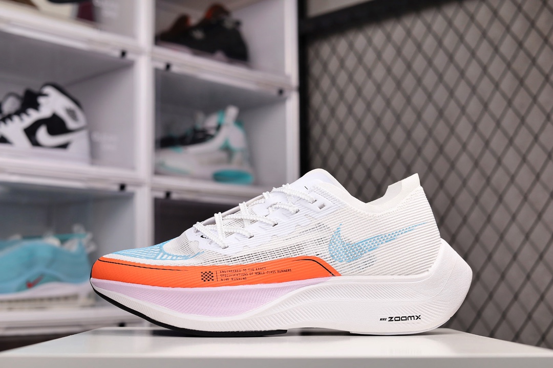 H0 Nike ZoomX Vaporfly Next% 2马拉松跑步鞋 鞋面使用了全新 Vaporweave 科技，这种类似蝉翼的材质相比 Flyknit 更加轻薄透气，非对称的鞋带系统和泡棉护垫的加入令舒适度更高，采用醒目的色调，鞋头辅以超大的 Swoosh 点缀，再配上流线型外观设计