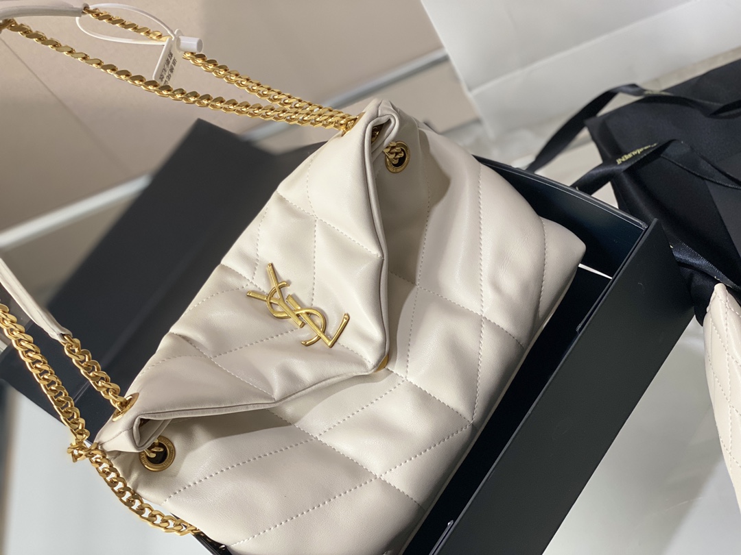 K5 小号女士 款 Saint Laurent 圣罗兰 YSL 软糯的云朵包| loulou 包评测这款包我买来我这款金链啦~首先它是小羊皮材质的所以不耐磨大家要小心使用一不小心就会磨破向面但是手感非常非常好都可以当枕头了比香奈儿19软很多摸到真的会惊艳的那种感觉哈哈哈就和棉花糖一样包的本身也很轻完全不用担心会重!后面有上身图可以手拿侧背手提还可以交叉背!打开是信封形的所以容量也非常大可以装下日常出 门要带的所有东西! ! ! black27 *20cm