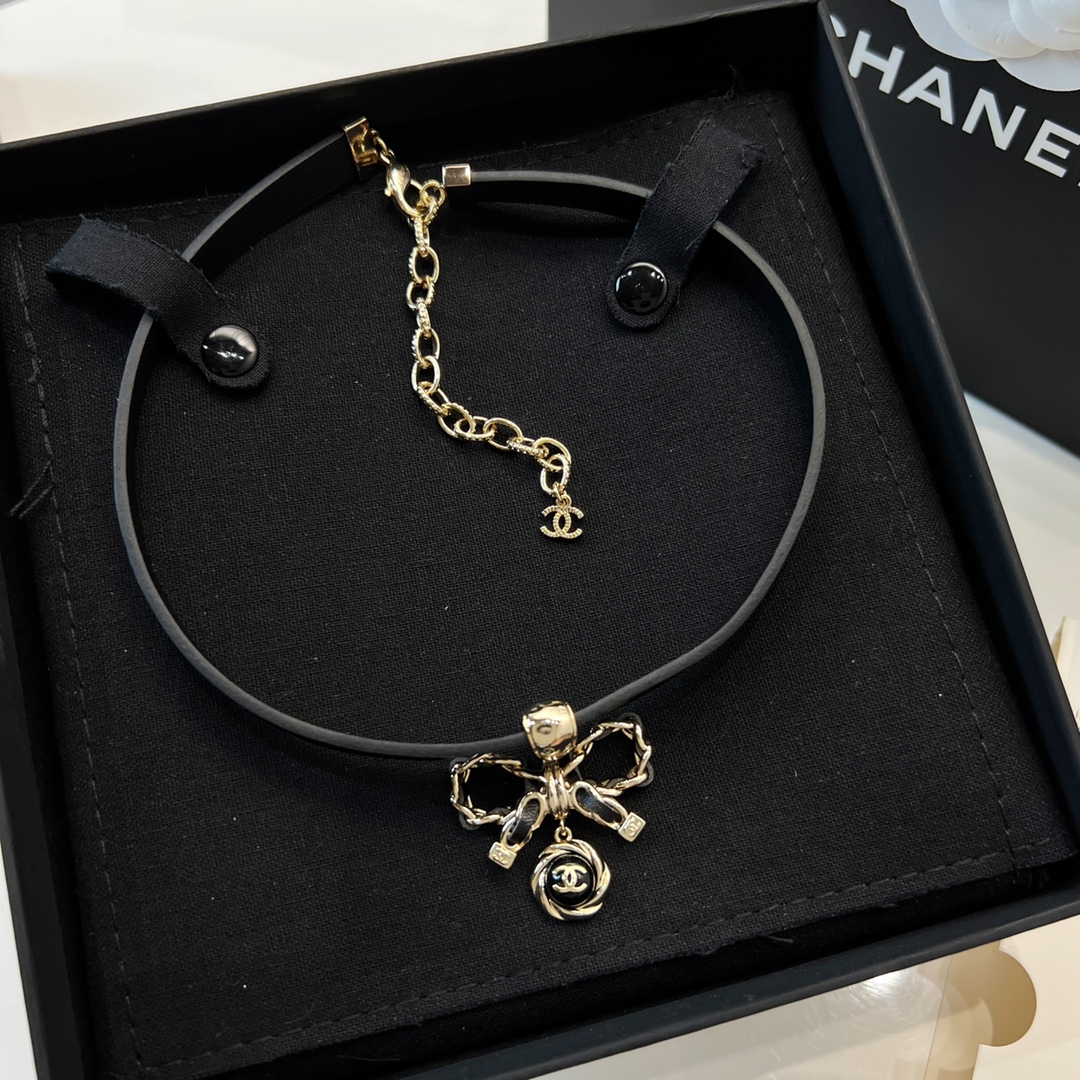 新款☑️CHANEL香奈儿蝴蝶结皮绳颈链项链