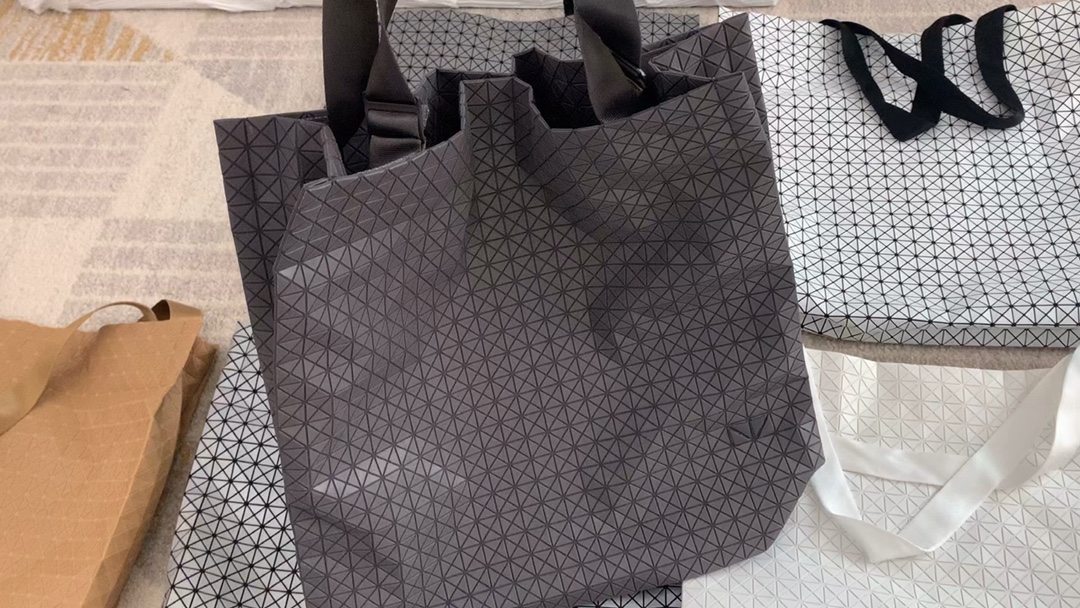 Issey Miyake BAO BAO Kuro Sport Tote Bag - Stylish and Versatile