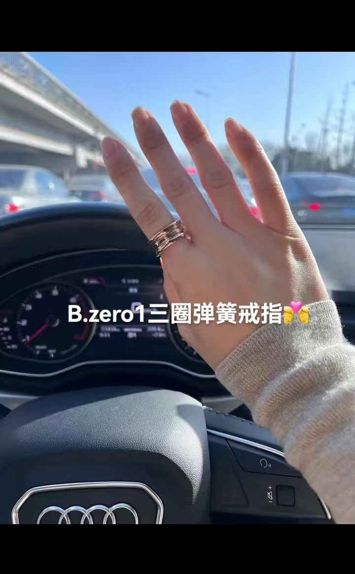 NO:102197,Bvlgari Bulgari B.zero1 series Three-ring spring ring B.ZERO1 ring finger inspiration comes from the Colosseum. The ring craftsman has a unique finger heart and has a spirit of expansion in this series. New version of porcelain ceramic ring, CNC perfect reprint engraved, super thick electro-plating ceramic, this ring finger is suitable for men and women. The wide black version of white ceramic ring porcelain finger is 3 rings (the 3 ring finger ring is the concave circle) The edge of the ring is curved and non-smooth. 925 pure silver and thick gold electroplated code 6-7-8-9-10-11 (US code), Bulgari ring, bottega veneta, bvlgari, bvlgari,ring19860909Bvlgari 宝格丽 B.zero1系列 三弹圈簧戒指 B.ZERO1戒的指灵感来于源罗马斗兽场,戒匠指心独具,在系该列中具有拓开精神 新版瓷陶戒,CNC完美复版刻本,超厚电原镀版陶瓷,这戒款指适合男通女用搭配.宽黑版白陶戒瓷指是3环圈（这里3环指圈的是进凹去的那圈）戒边指缘是弧有度的,非平滑的. 925纯材银质、厚金电镀 码数6-7-8-9-10-11 (美码),宝格丽戒指,bottega veneta,bvlgari,bvlgari,ring,Jewelry