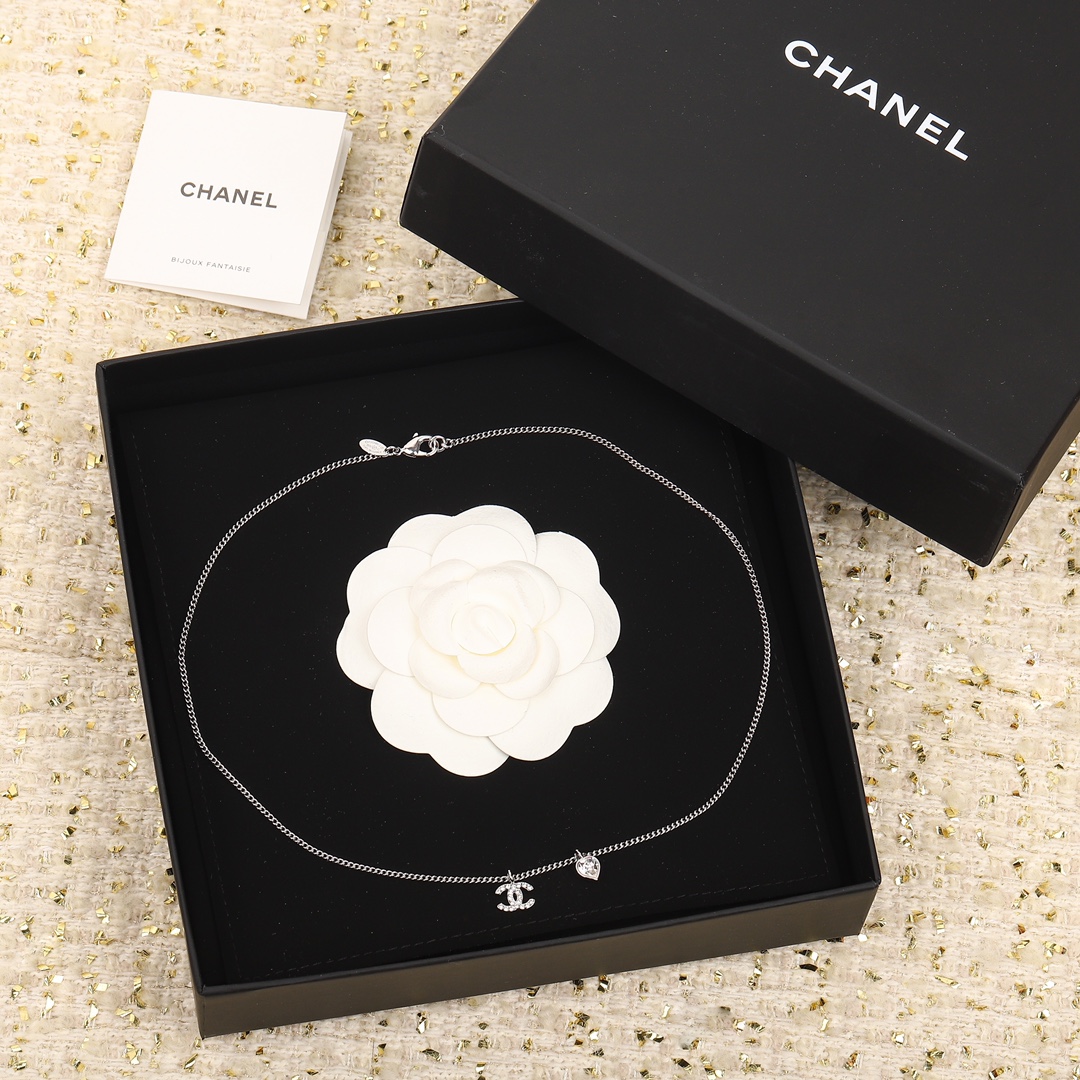 NO:104155,Xiaoxiang's new double C love water drop necklace, a rare classic Ch@nel classic small double C   love logo necklace, it is very rare to meet such a simple necklace, absolutely must-have for a century, the size ratio is very moderate, evergreen style all year round, small fragrant powder must-have, superposition and matching effect is also very powerful, thousands of words, must-have for single items, don't miss it, Chanel necklace, chanel, necklace19860909小香新款双C爱心水滴项链 难得的经典款Ch@nel经典小双C  爱心logo项链,非常难得遇见这样一款简洁的项链,绝对百年经典必入款,尺寸比例非常适中,一年四季常青款,小香粉必入无疑,叠加搭配效果也很强大,千言万语,必入单品,千万别错过,香奈儿项链,chanel,necklace,Jewelry