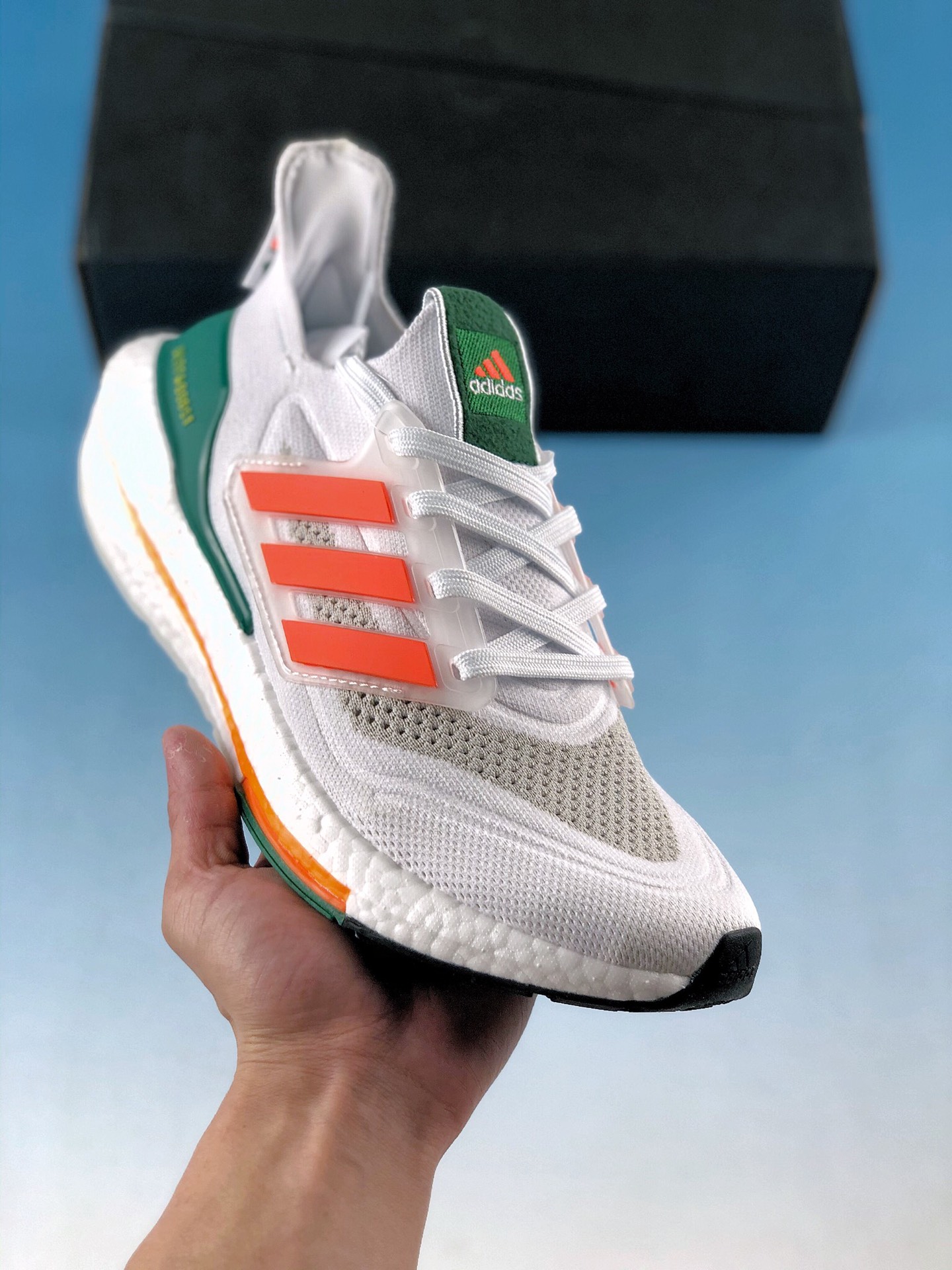  终端放店
Ad Ultra Boost 22 Consortium HTGY8688 阿迪达斯新款8.0厚底爆米花跑鞋
#全掌Boost将缓震和能量回馈再一次进行了升级，提供更好的舒适穿着体验，UB8.0 360oPrimeknit编织工艺，S型Heel Counter提供更加精准锁定后跟，带来出众的后跟包裹，LEP创新大底延续马牌橡胶大底，同时新加入LEP结构，为每一步提供更多动力及更好回弹。
尺码：36 36.5 37 38 38.5 39 40 40.5 41 42 42.5 43 44 44.5 45