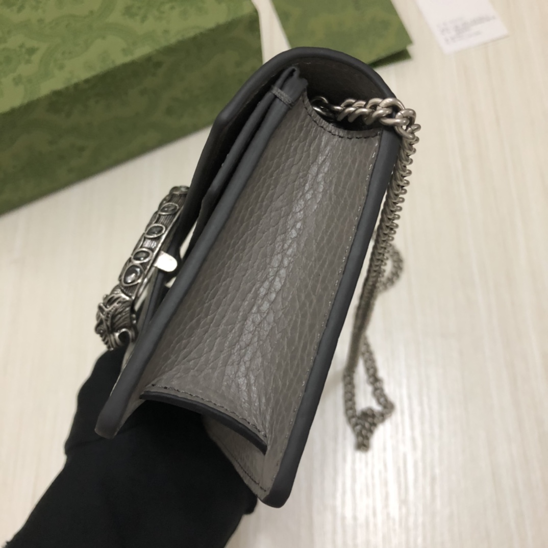 super mini的Q版酒神包♥️小，是她最大的亮点！！这款mini能放下iphone7 然后还有点空