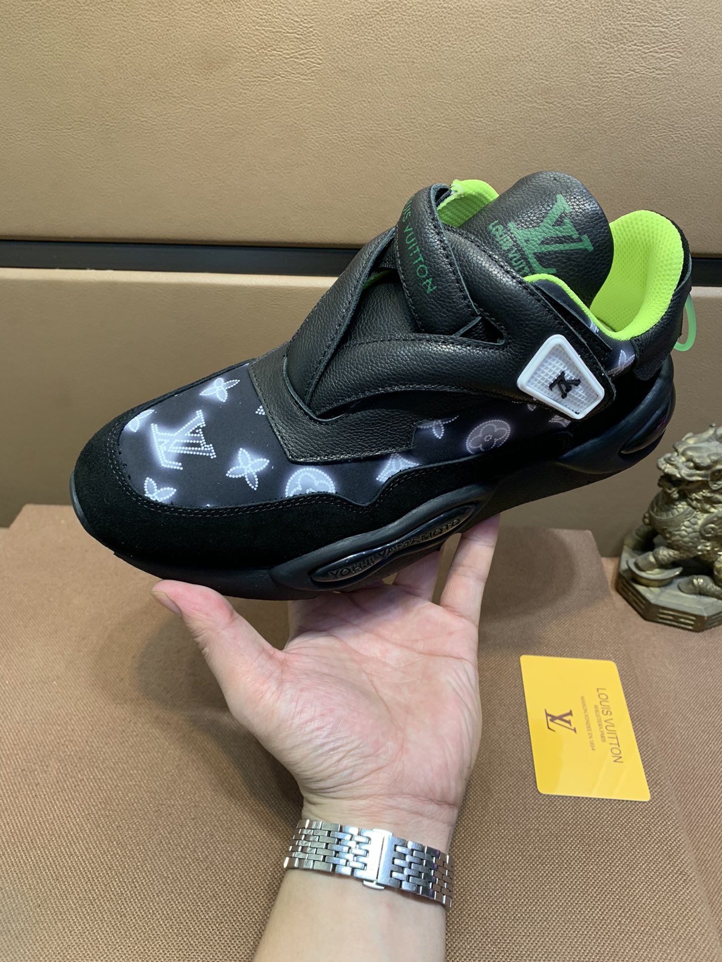 J0 高品质情侣款 LV 路易威登 官网最情侣款休闲时尚鞋爆款版型简洁大气,潮男潮女专属.品牌元素原版装,时尚又大方,面料原版进口头层牛皮配原版面料柔软透气网布内里羊皮垫脚,原版组合耐磨橡胶大底,专柜经典款实物拍摄,男款码数：37-45 女款码数：35-40 黑色 白色可选