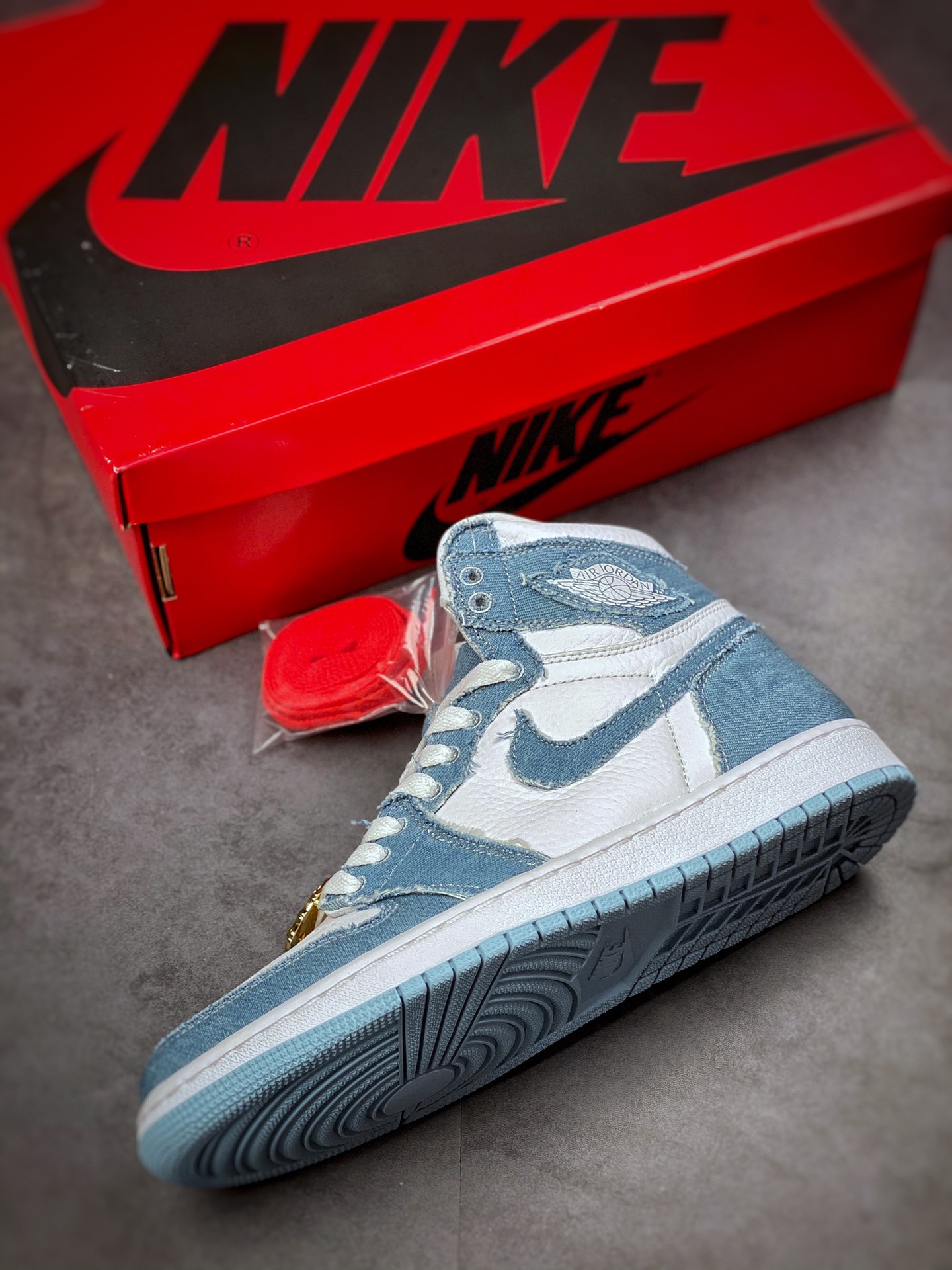 300 Air Jordan 1 Retro ”Denim”  高帮 水洗做旧丹宁牛仔蓝 DM9036-104