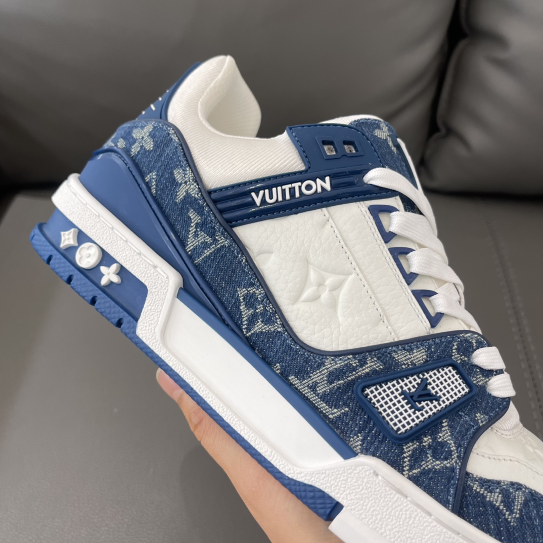 290💰升级版本 原版皮 Trainer 运动鞋取材 Monogram 丹宁布和 Monogram 压纹粒面牛皮革，以色彩和材质的碰撞展现复古篮球鞋的灵感启发。38-45（38 45定制不退换）
