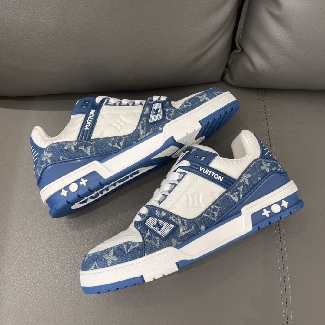 290💰升级版本 原版皮 Trainer 运动鞋取材 Monogram 丹宁布和 Monogram 压纹粒面牛皮革，以色彩和材质的碰撞展现复古篮球鞋的灵感启发。38-45（38 45定制不退换）