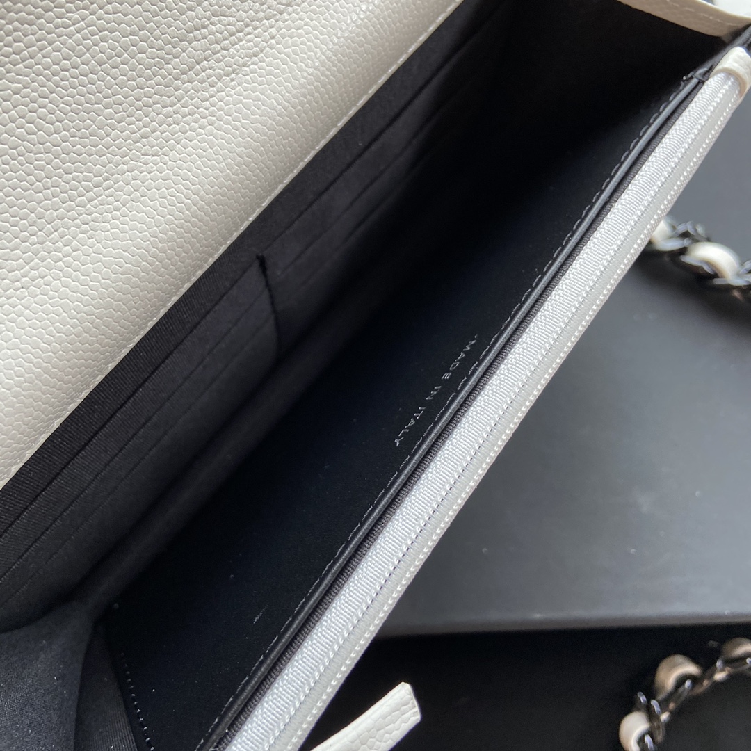 p510。小香进口意大利颗粒小牛皮
货号:A81059
尺寸:w20×h13×d3.5cm
颜色:白色细纹黑色钢唛