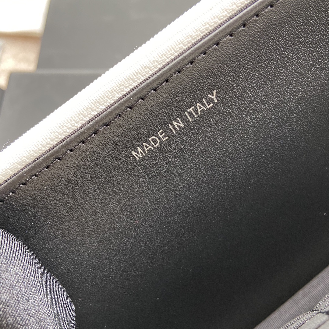 p510。小香进口意大利颗粒小牛皮
货号:A81059
尺寸:w20×h13×d3.5cm
颜色:白色细纹黑色钢唛