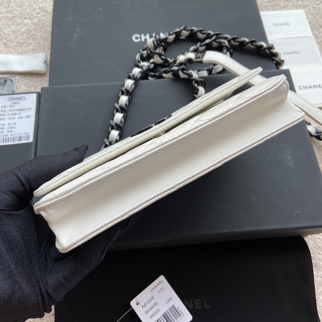 p510。小香进口意大利颗粒小牛皮
货号:A81059
尺寸:w20×h13×d3.5cm
颜色:白色细纹黑色钢唛