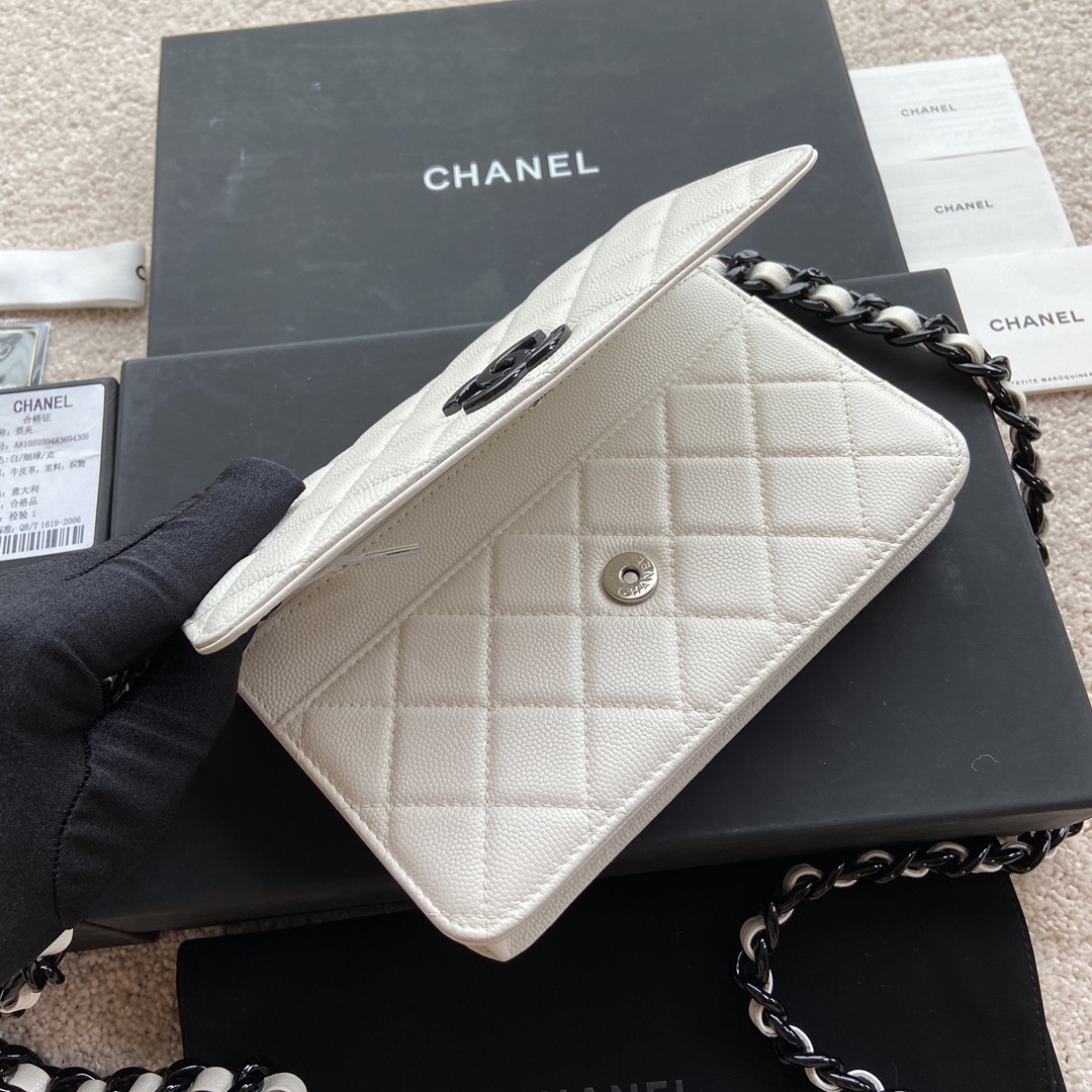 p510。小香进口意大利颗粒小牛皮
货号:A81059
尺寸:w20×h13×d3.5cm
颜色:白色细纹黑色钢唛