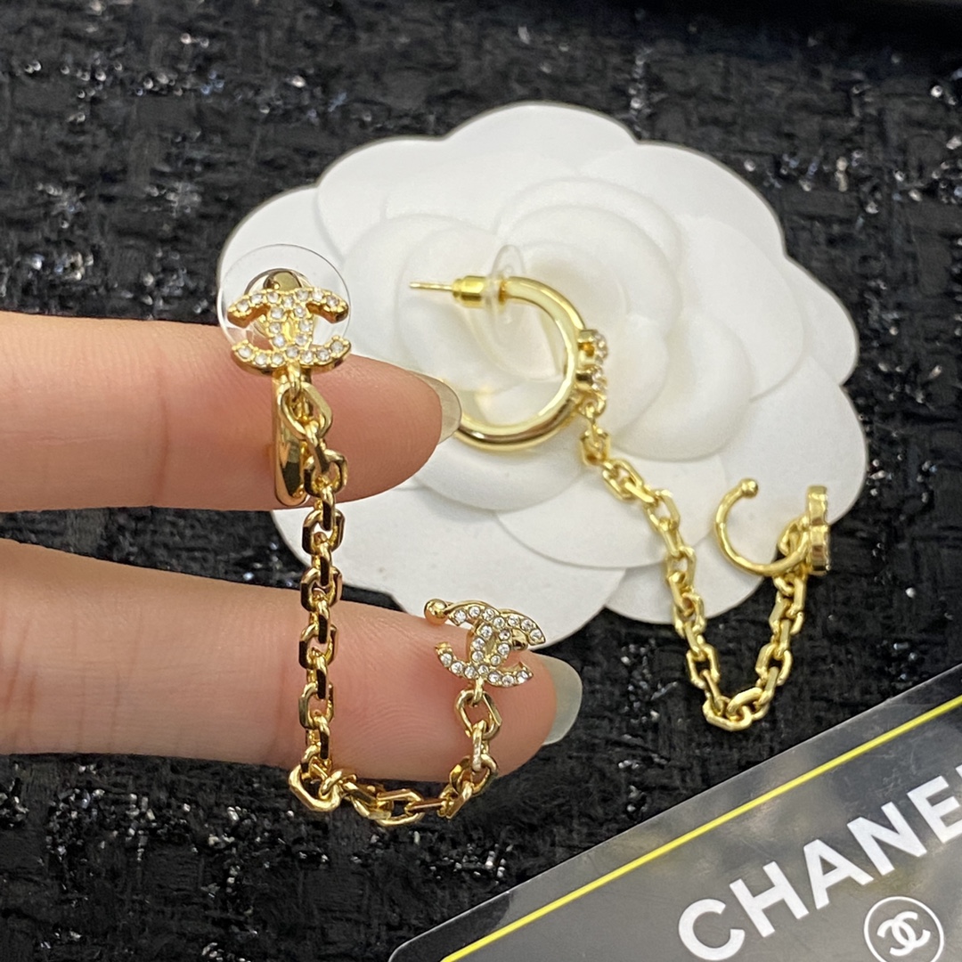  编码E1885   
🛍香奈儿耳钉热销款🔥爆上新🆕🆕🆕
😎CHANEL经典双C耳钉耳挂式
🤑黄铜材质，