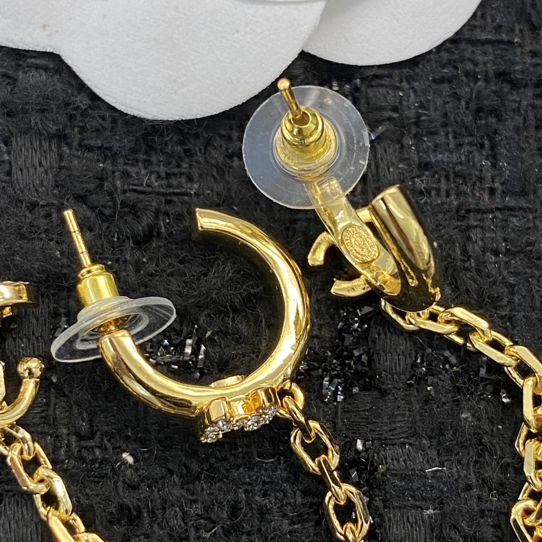  编码E1885   
🛍香奈儿耳钉热销款🔥爆上新🆕🆕🆕
😎CHANEL经典双C耳钉耳挂式
🤑黄铜材质，