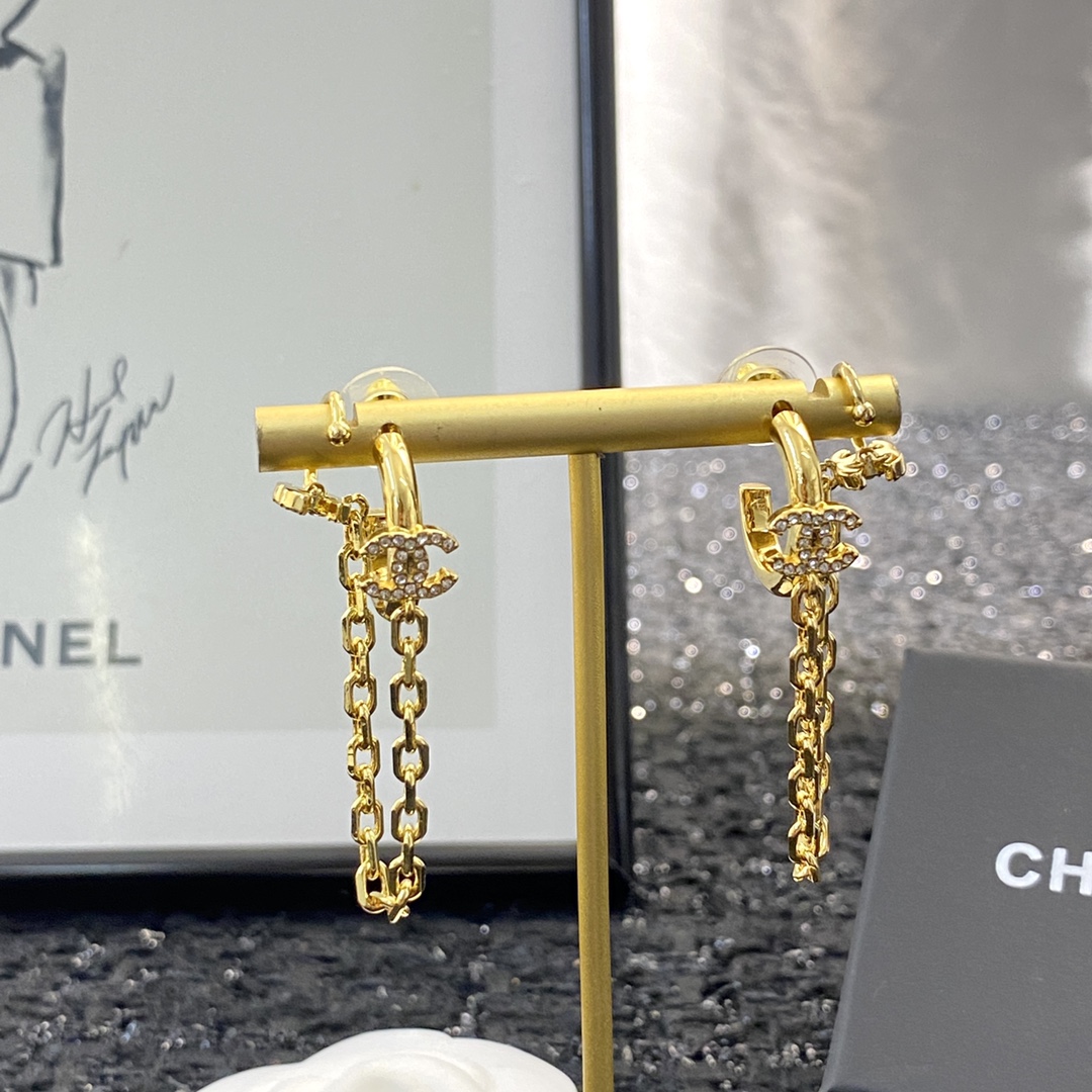  编码E1885   
🛍香奈儿耳钉热销款🔥爆上新🆕🆕🆕
😎CHANEL经典双C耳钉耳挂式
🤑黄铜材质，