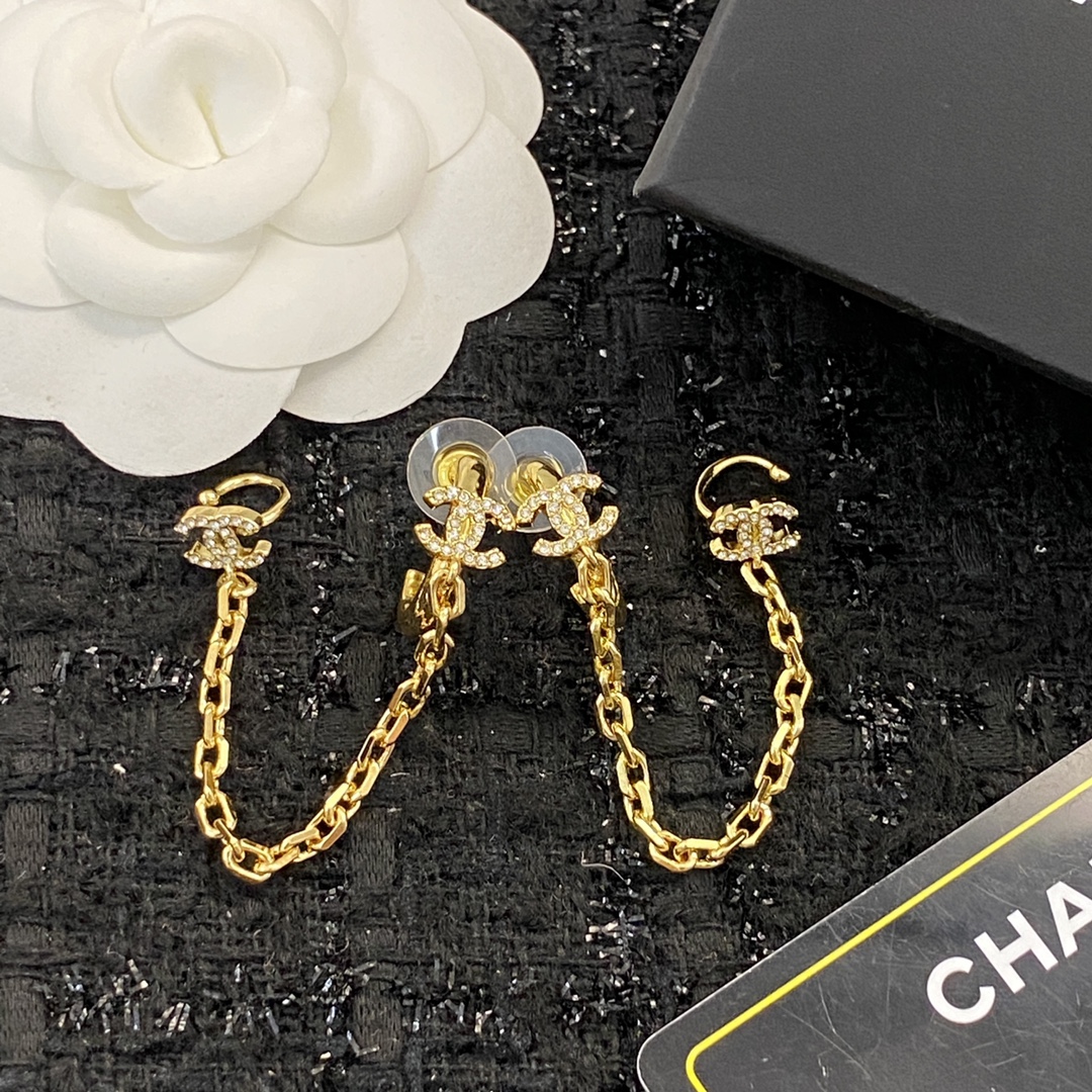 编码E1885   
🛍香奈儿耳钉热销款🔥爆上新🆕🆕🆕
😎CHANEL经典双C耳钉耳挂式
🤑黄铜材质，