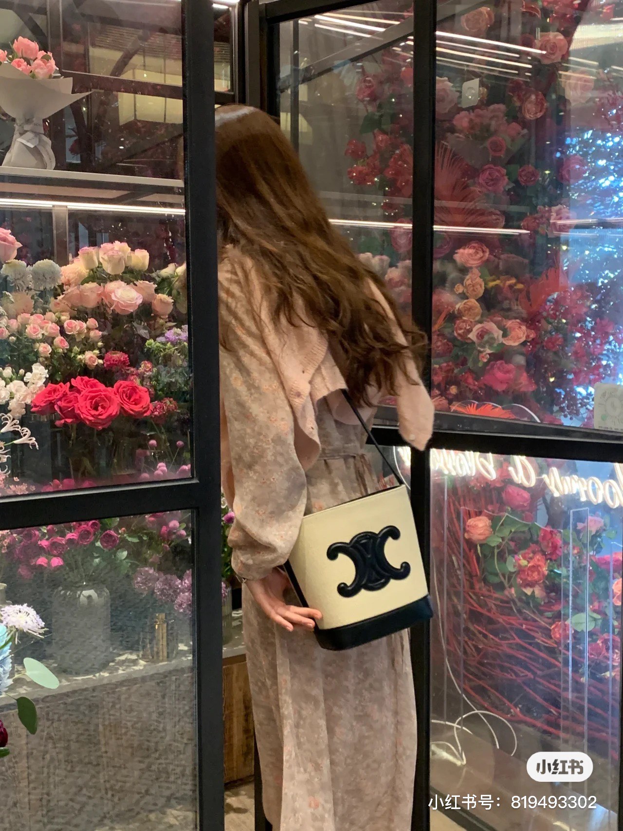 NO:210634,Celine22 Early Spring Bucket is so easy to match!  I bought it just so much that I could shoot the spring outfit, it was so good~ Super capable of installing practical and advanced. I bought this color scheme right, Celine, Celine, Celine19860909celine22早春水桶太好搭！ 买到它刚好赶上拍摄春装,太出片了~ 超能装实用又高级.这个配色没买错,赛琳celine,celine,celine,Bag