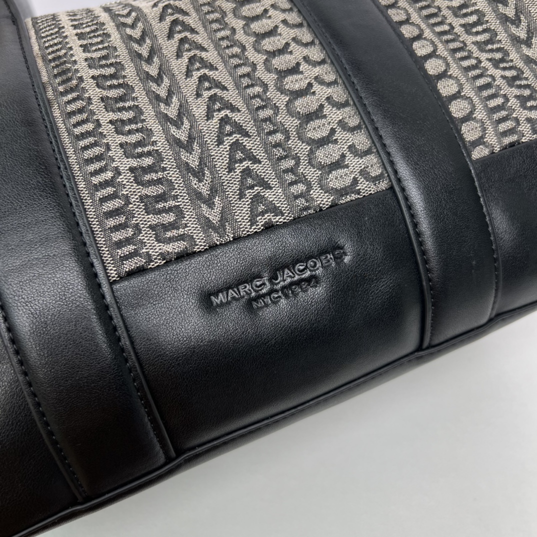 Marc Jacobs 提花针织大字母LoGo 最新款 拼牛皮 肩带可拆卸可调节长短 容量可以 日常用品轻松入假期出行一包搞定 火 简约包装 三码合一 代购可入 尺寸：31*24*18cm
