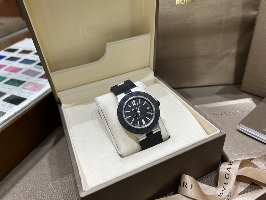 BVLGARI宝格丽推出的全新一代Aluminium腕表