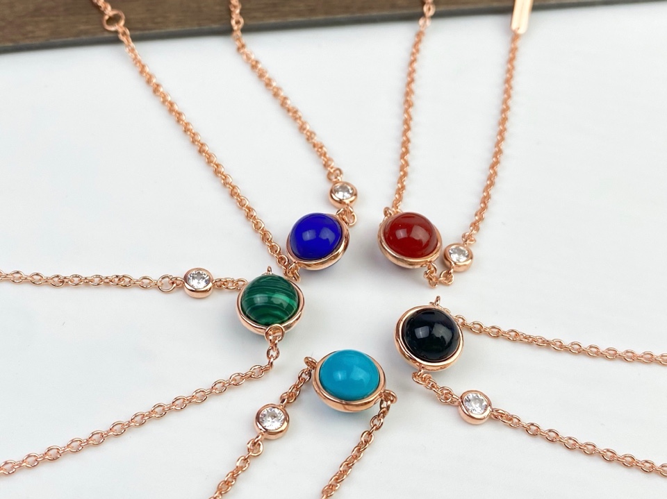 Title: P225 Count Possession Bracelet with Radiant Diamond and Gemstones Summary: Elegant bracelet with black, green, and boulder beads, adorned with a radiant diamond in 18k - 图片 7