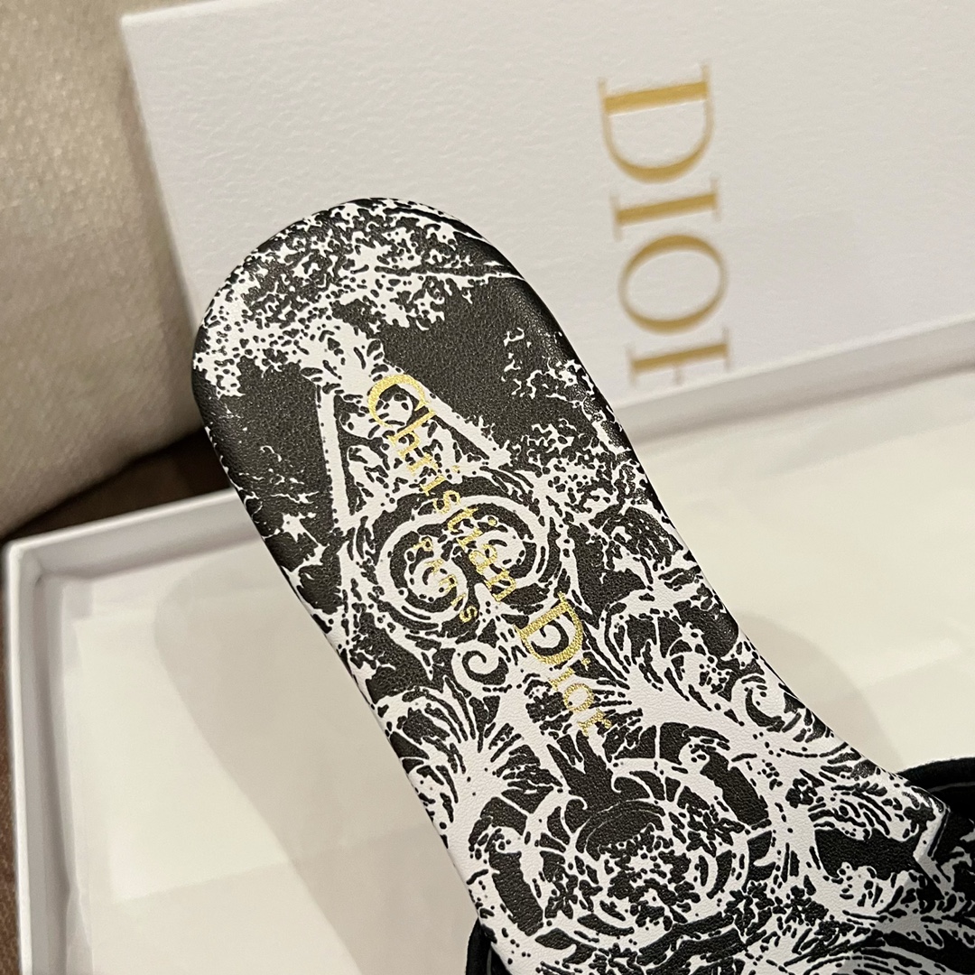 디올 디웨이 크리스탈 뚜왈 드 주이 슬라이드 블랙 화이트 신발 상세 이미지 8