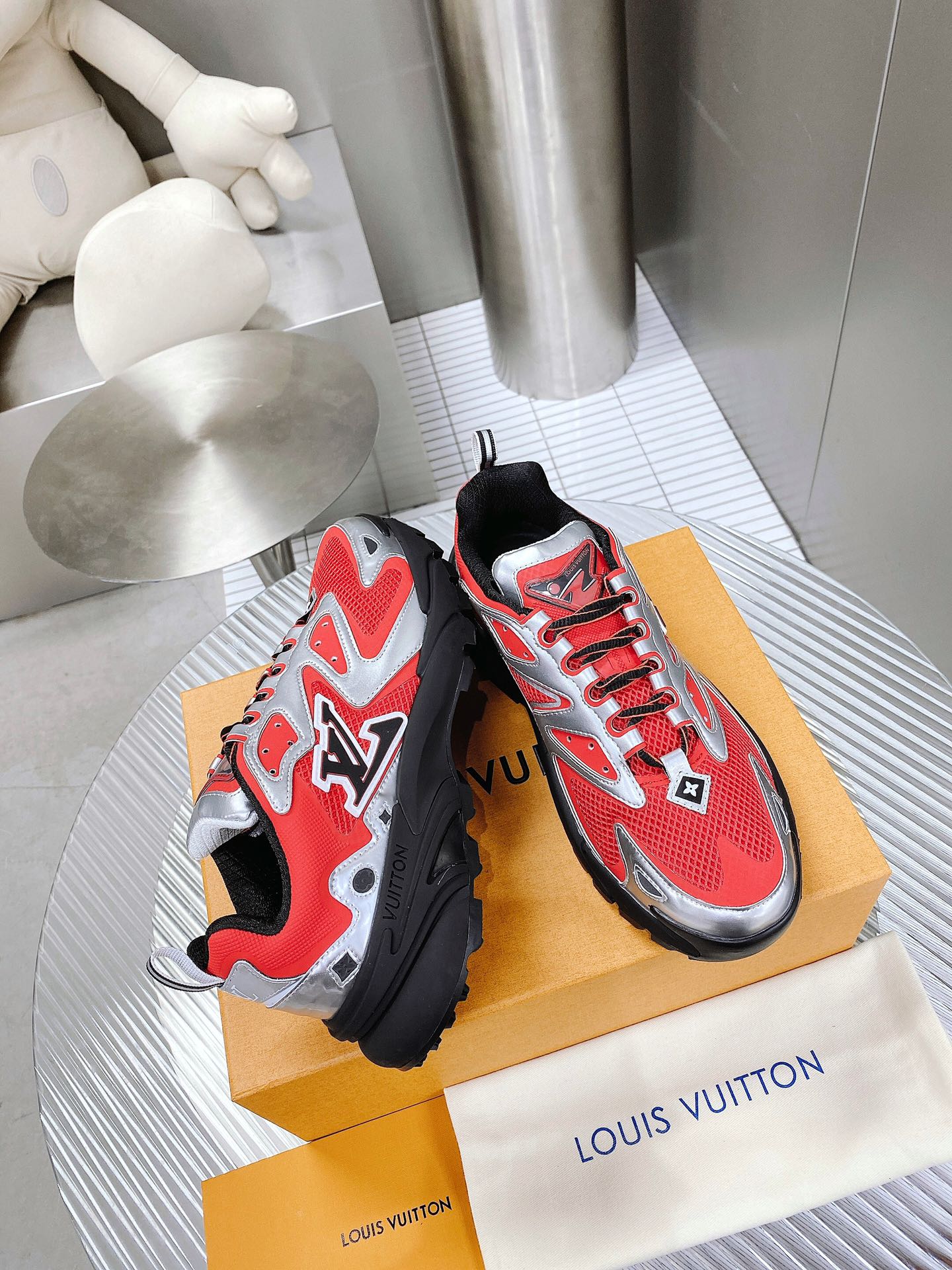 . Louis Vuitton Primavera/Verano 2022 Menswear Show presenta la zapatilla LV Runner Tatic: un textil