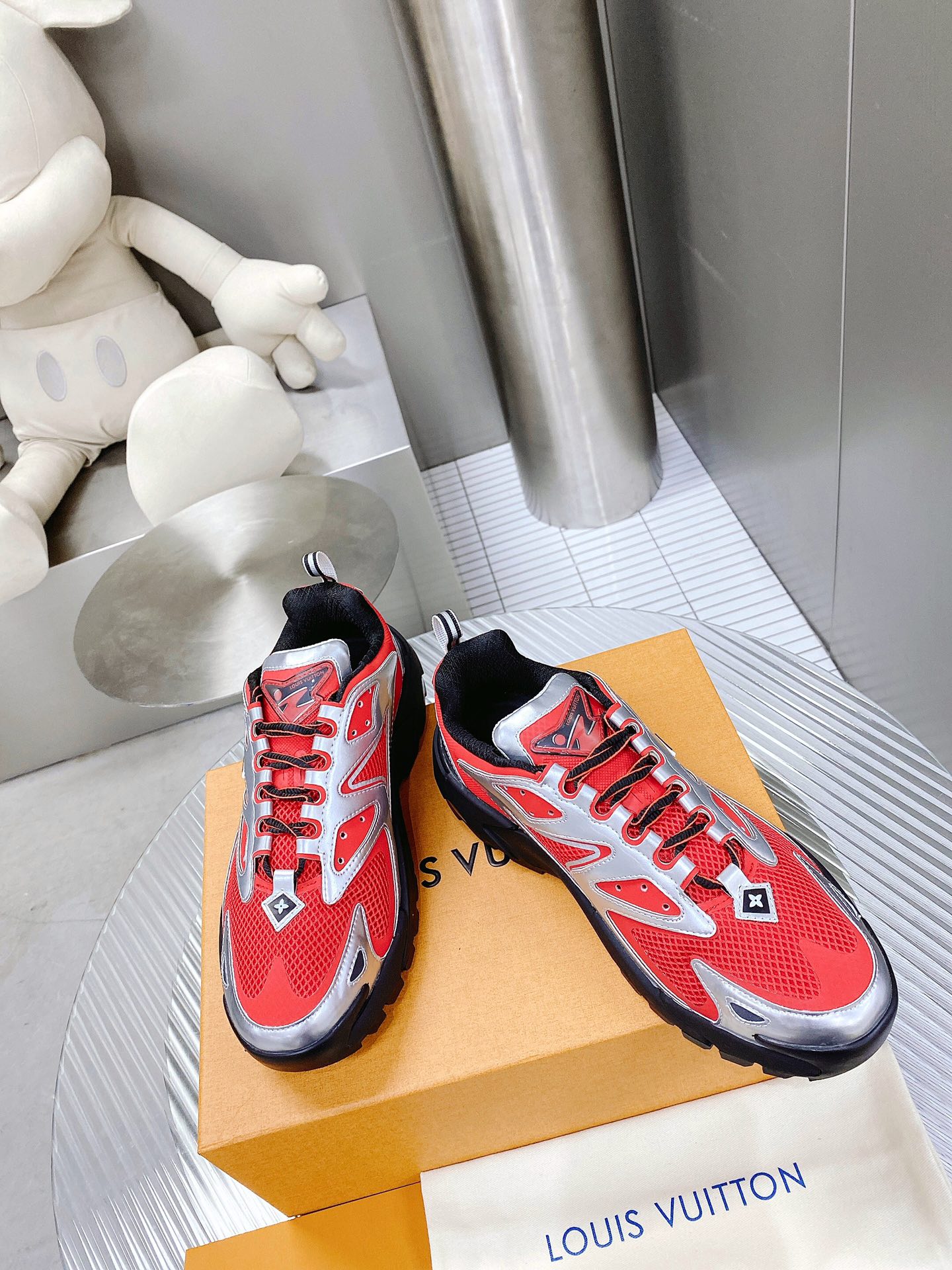 . Louis Vuitton Primavera/Verano 2022 Menswear Show presenta la zapatilla LV Runner Tatic: un textil