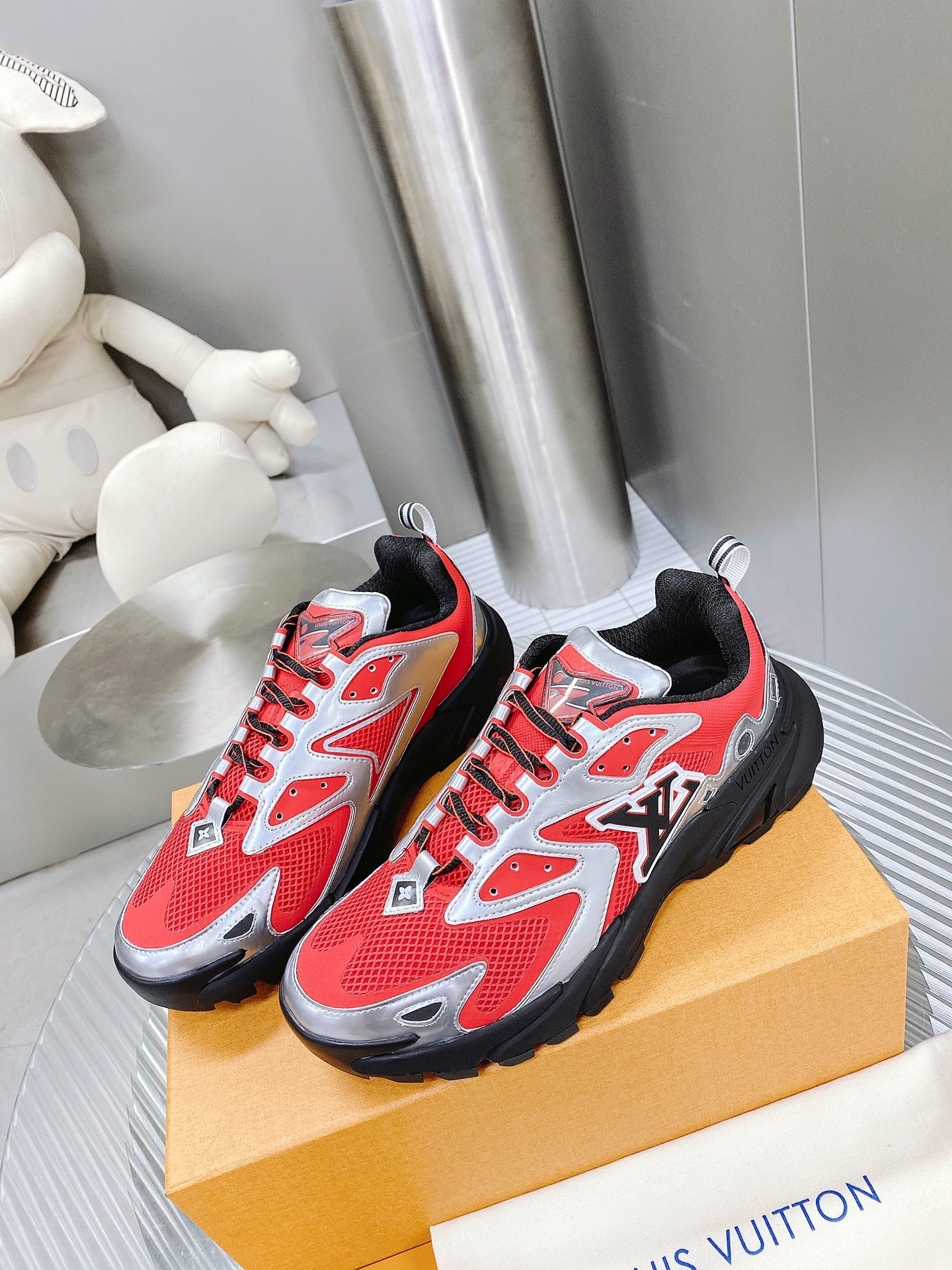 . Louis Vuitton Primavera/Verano 2022 Menswear Show presenta la zapatilla LV Runner Tatic: un textil